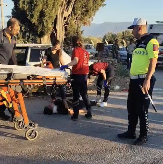 İzmir Bayındır'da otomobil ile motosiklet çarpıştı, 2 kişi yaralanarak hastaneye kaldırıldı