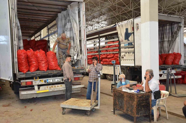 Besni'de kışlık salça hazırlığı başladı, salçalık biberin kilosu 40 TL