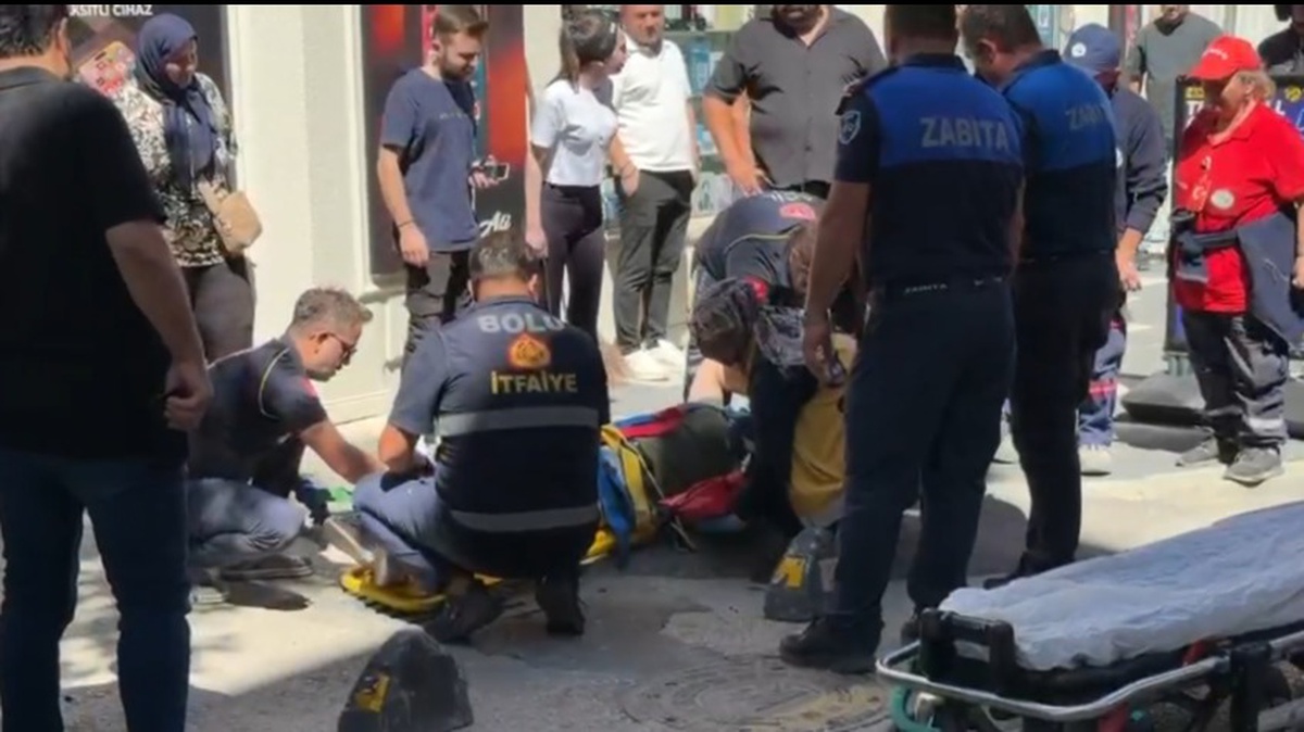 Beton dubaya çarpan motosikletin sürücüsü yaralandı; kaza kamerada