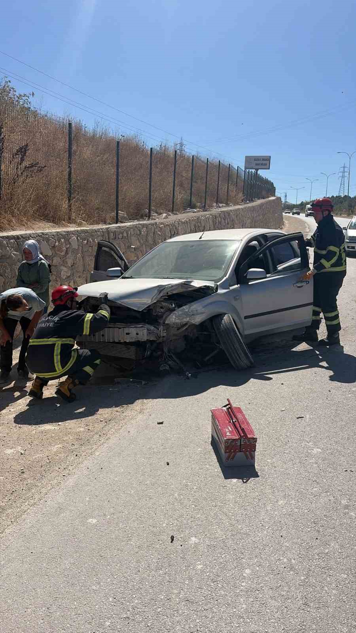 Bilecik\'te kontrolden çıkan otomobil istinat duvarına çarpınca sürücü yaralandı