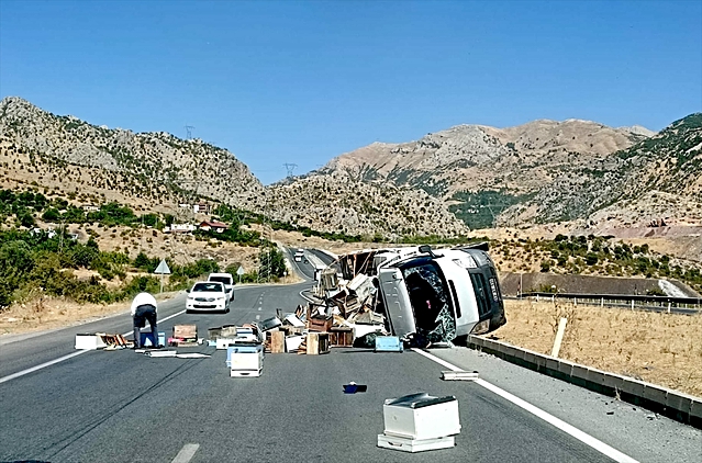 Bitlis'te arı kovanı yüklü kamyonet devrildi, 3 kişi yaralandı