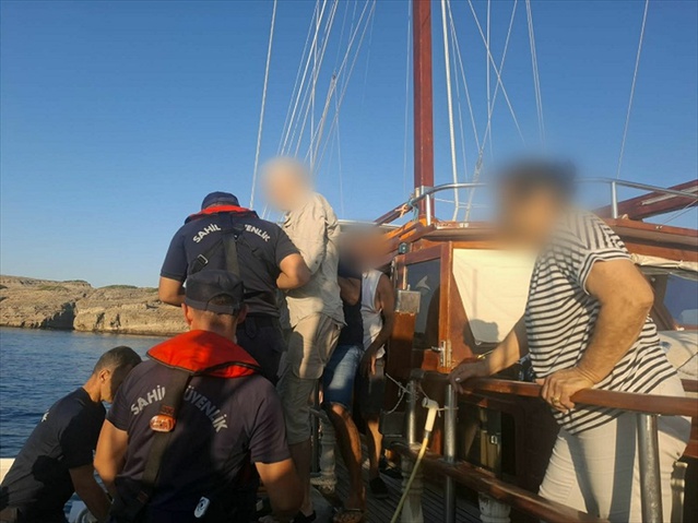 Bodrum açıklarında ticari yatta yaralanan kişi hastaneye kaldırıldı