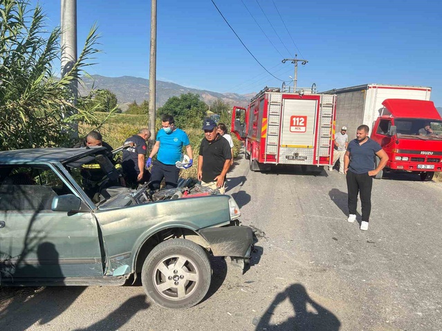 Aydın Bozdoğan'da otomobille kamyon çarpıştı; sıkışan sürücüyü itfaiye kurtardı