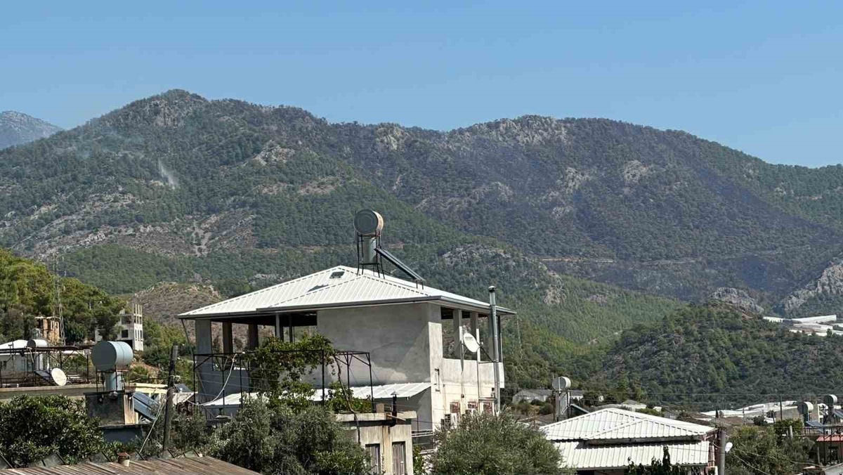 Mersin Bozyazı\'daki orman yangını kontrol altına alındı, ekiplerin soğutma çalışmaları sürüyor