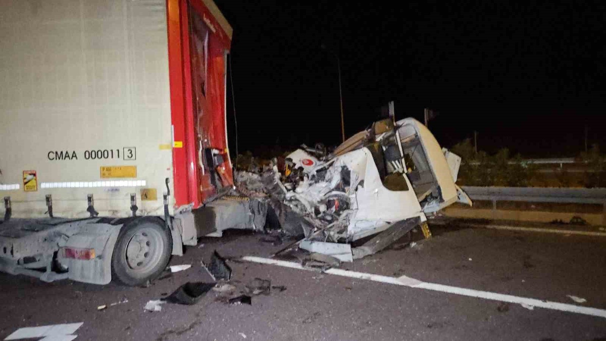 Bursa Orhangazi’de tır otomobile çarptı, 1 ölü, 7 yaralı