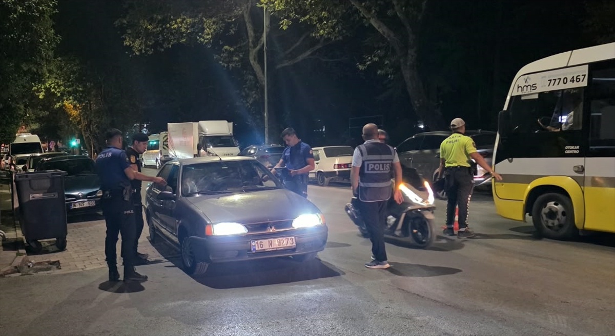 Bursa İnegöl\'de polis uygulamasında 13 sürücüye 42 bin 719 lira ceza kesildi