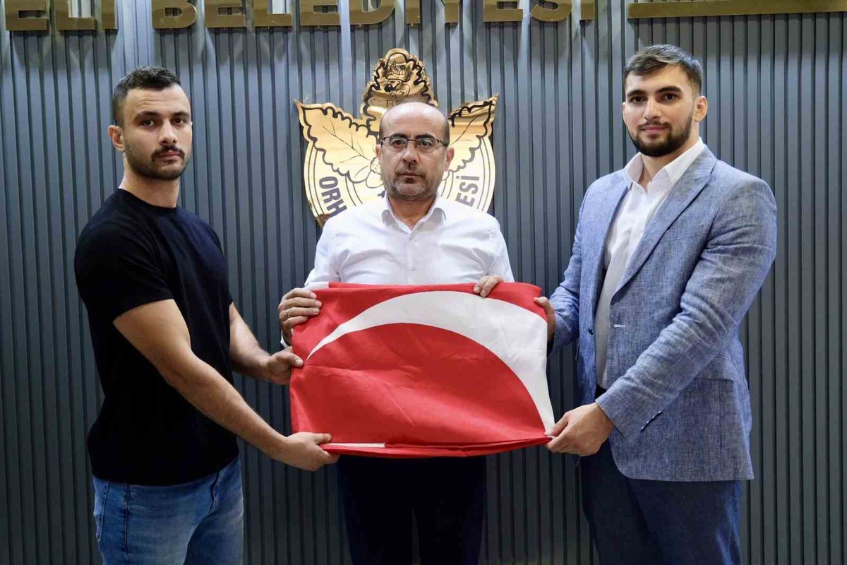 Bursa\'da dağcılar yıpranan Türk bayrağını mağarada yenisiyle değiştirdi, başkandan dev bayrak