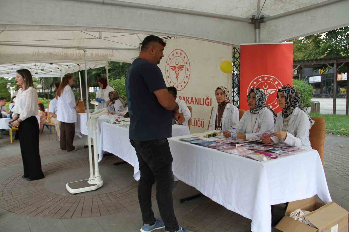 Samsun Çarşamba'da sağlık standında Halk Sağlığı Haftası'nda ücretsiz tarama yapılıyor