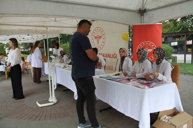 Samsun Çarşamba'da sağlık standında Halk Sağlığı Haftası'nda ücretsiz tarama yapılıyor