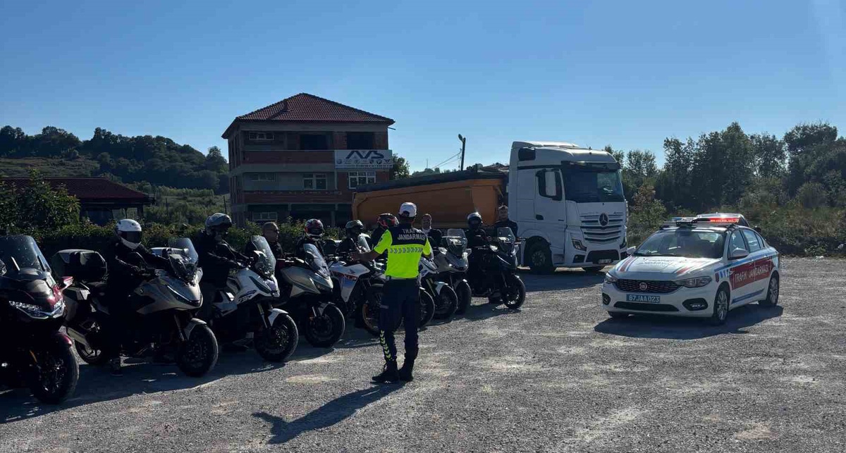 Zonguldak Çaycuma'da motosiklet sürücülerine jandarmadan güvenli sürüş eğitimi