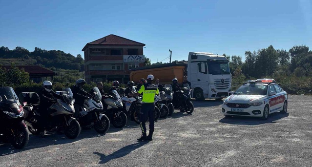 Zonguldak Çaycuma'da motosiklet sürücülerine jandarmadan güvenli sürüş eğitimi