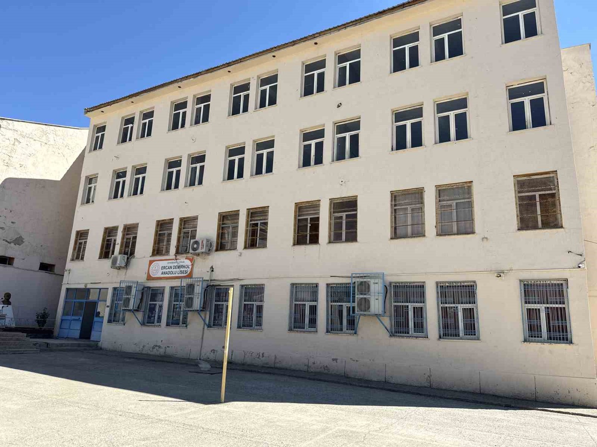 Diyarbakır Çermik\'te depremde hasar alan 61 yıllık lise yıkılıp yerine yenisi yapılacak