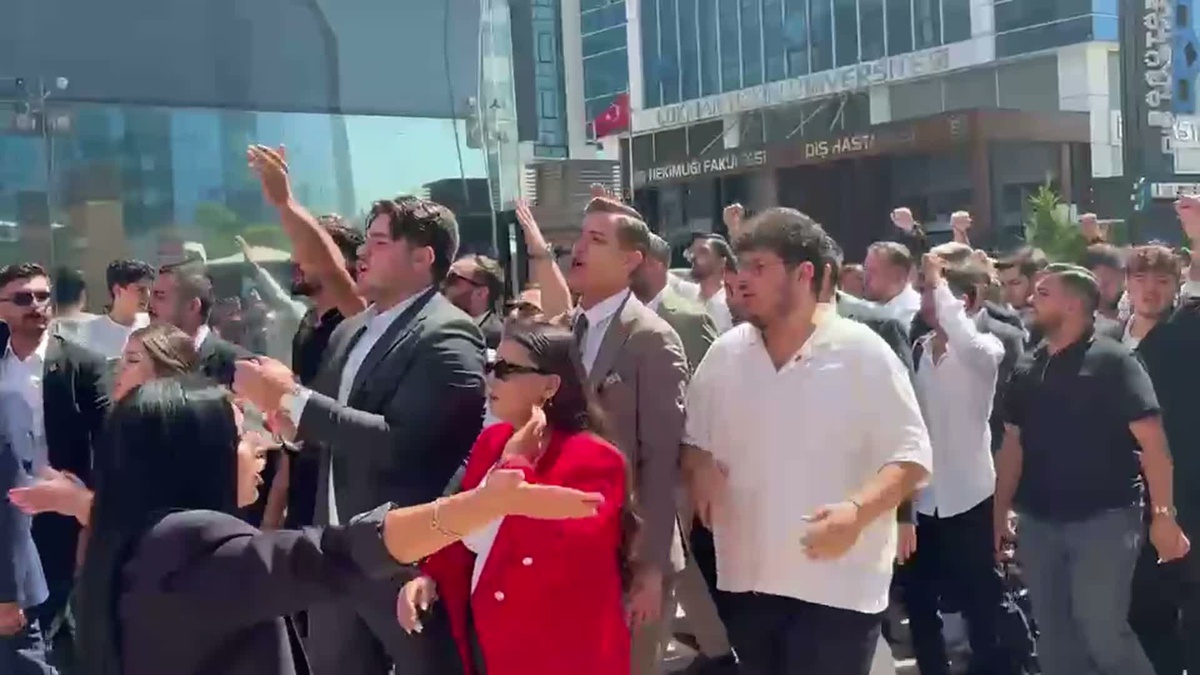 CHP\'nin 103\'üncü kuruluş yıl dönümünde Gençlik Kolları\'ndan sloganlı kutlama