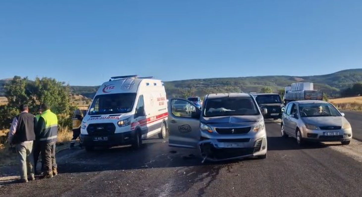 Çorum Alaca\'da minibüs ile traktör çarpıştı; traktör sürücüsü hayatını kaybetti
