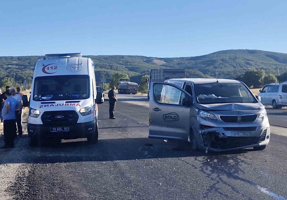 Çorum\'da traktöre çarpan minibüs şarampole yuvarlandı; 1 ölü, 1 yaralı