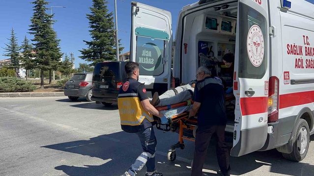 Çorum Sungurlu'da taksi kaldırıma çıktı, sürücü yaralandı