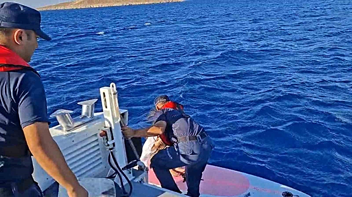 Muğla Datça\'da rüzgara kapılan iki sörfçü Sahil Güvenlik botuyla kurtarıldı