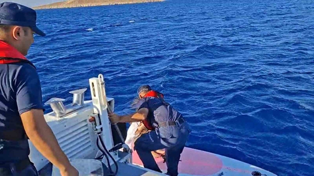 Muğla Datça'da rüzgara kapılan iki sörfçü Sahil Güvenlik botuyla kurtarıldı