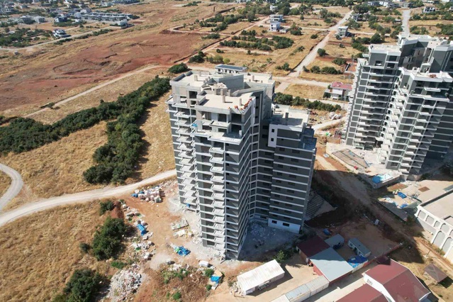 Denizli Merkezefendi'de 4 aydır maaşı ödenmeyen inşaat işçileri alacakları için çatıya çıktı