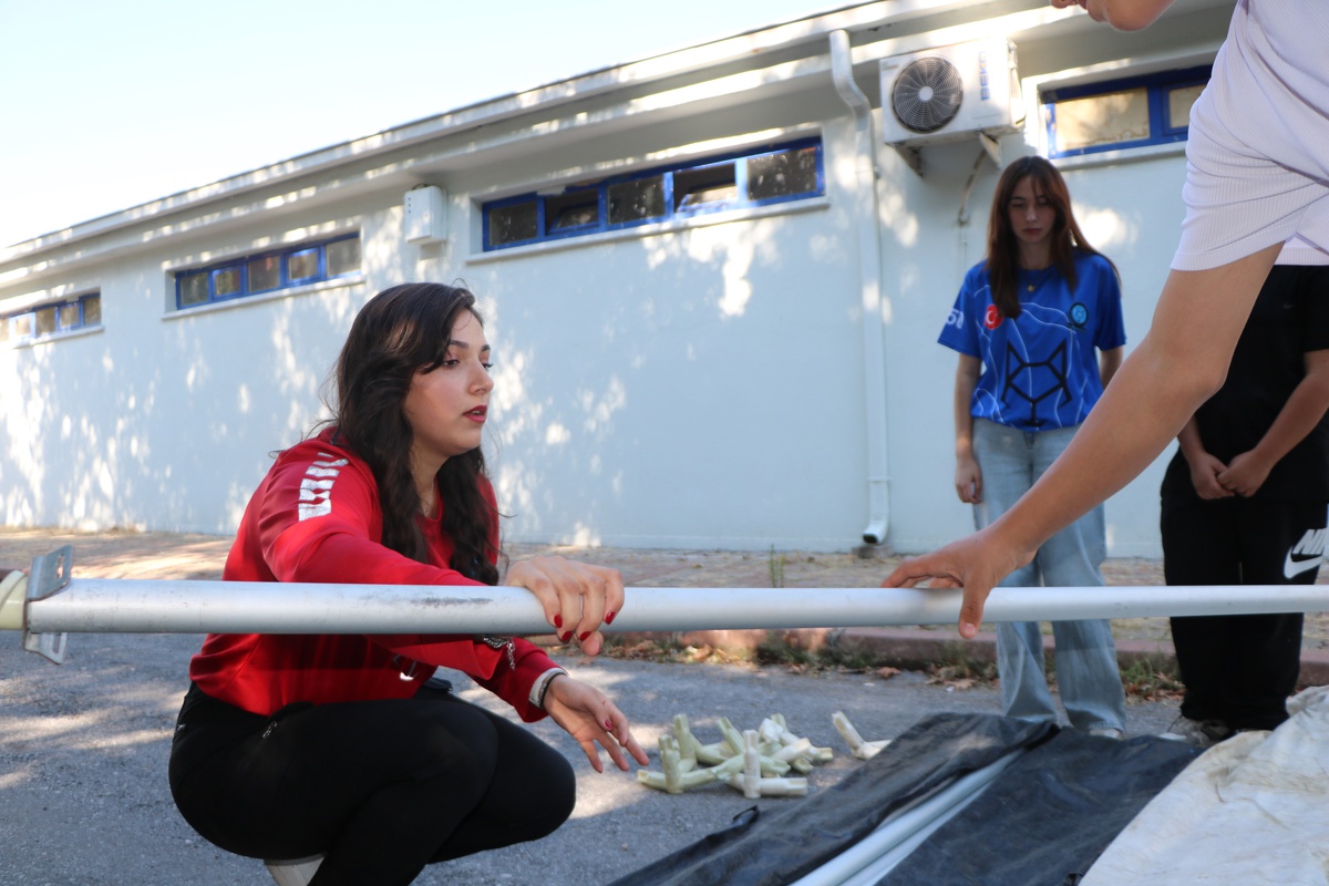 Depremde 2 arkadaşını kaybeden Zeynep, gönüllü arama kurtarma personeli oldu