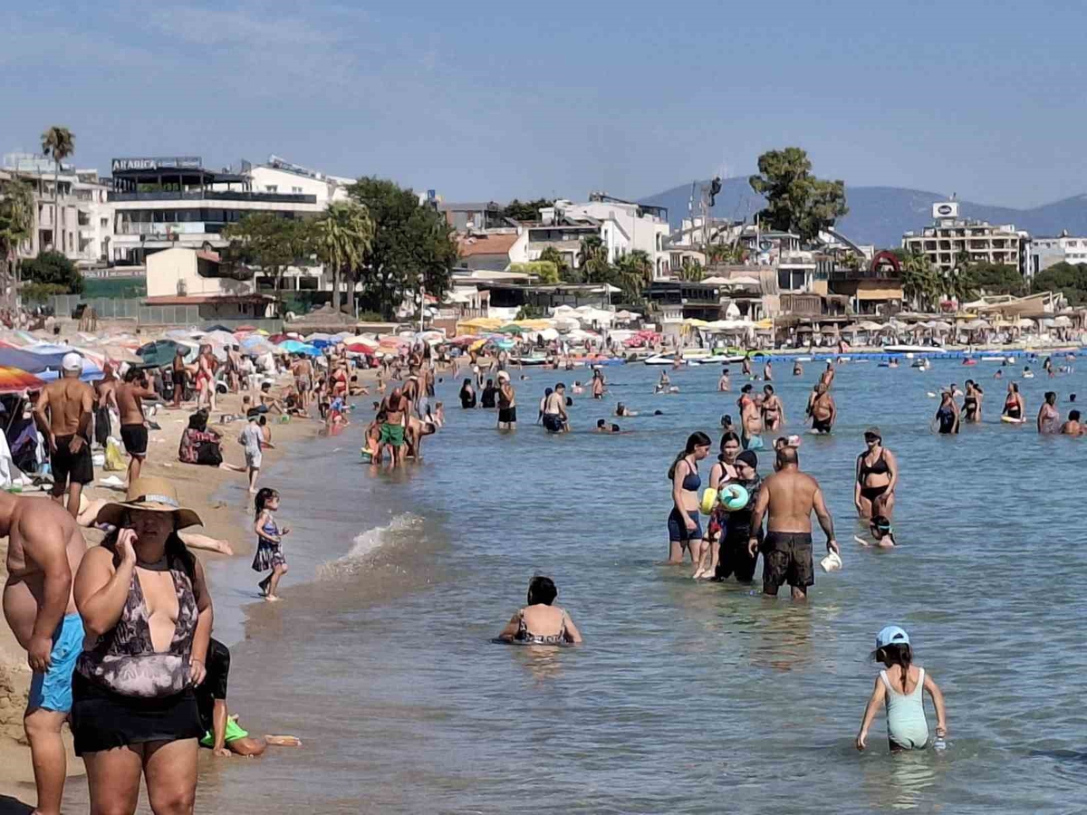 Didim\'de sıcaklar sürüyor, Altınkum Plajı dolup taşıyor