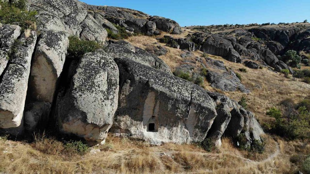 Yozgat Saraykent'teki Divanlı Kayalıkları antik mağaralarıyla ziyaretçileri cezbediyor