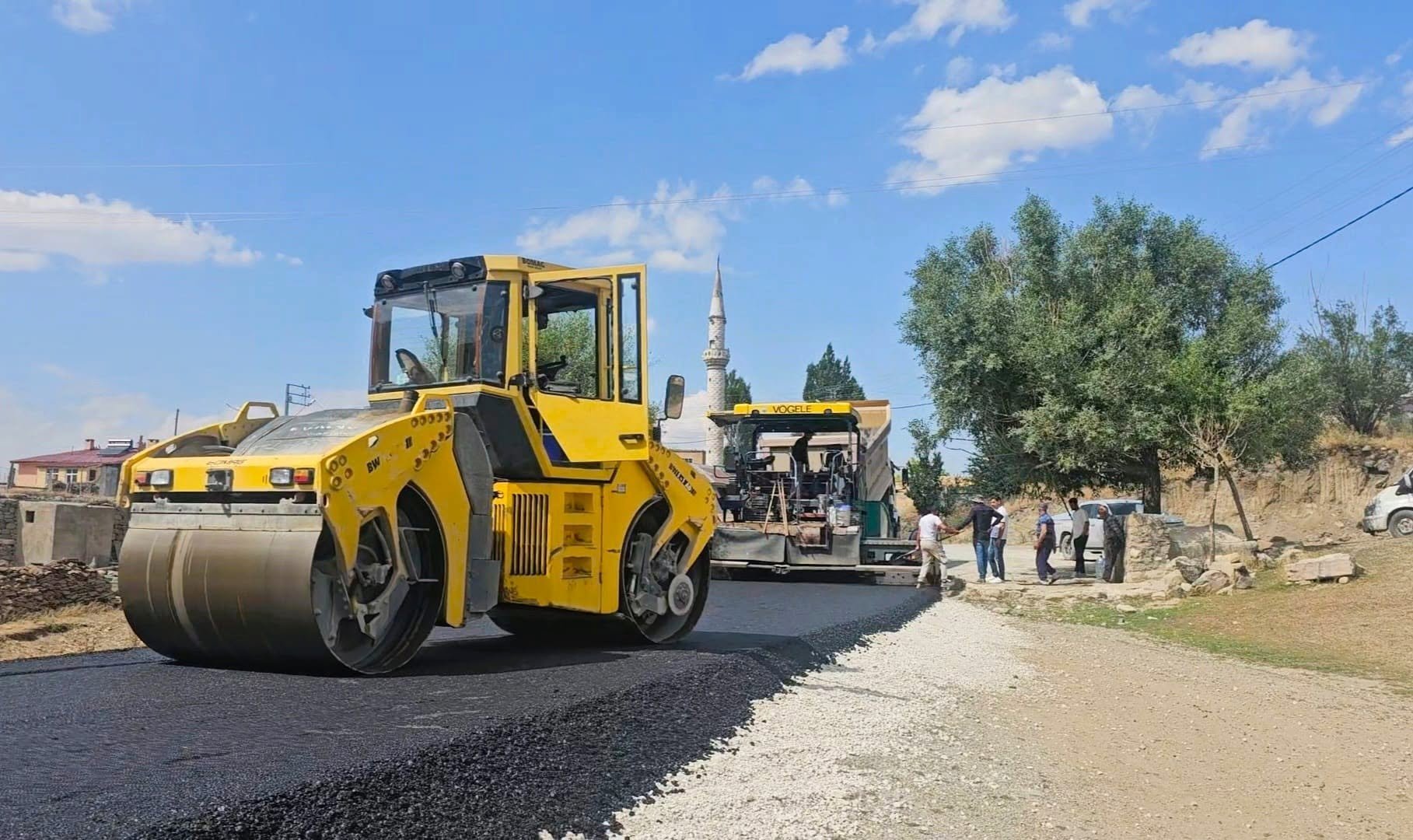 Ağrı Doğubayazıt'ta Çetenli-Dağdelen grup köy yolunda asfalt çalışması bitti