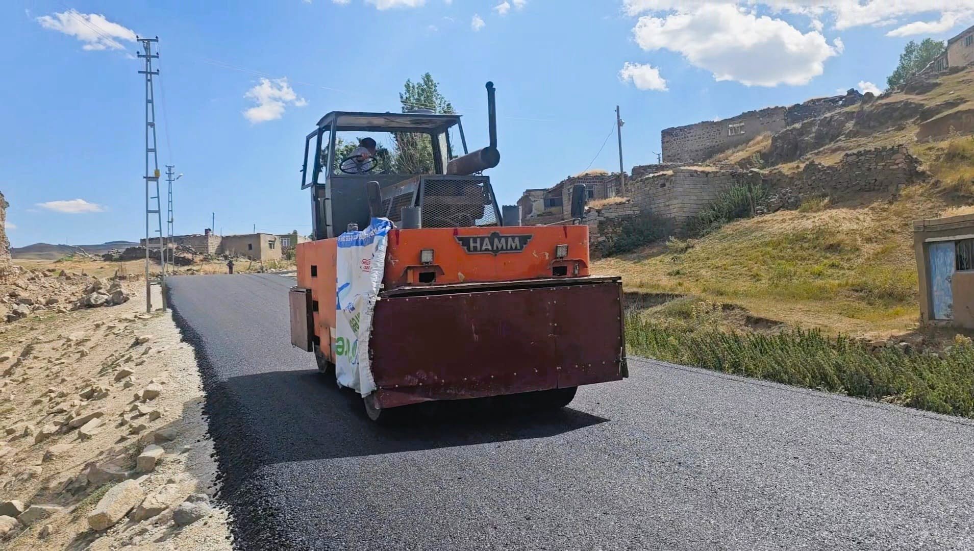 Ağrı Doğubayazıt'ta Çetenli-Dağdelen grup köy yolunda asfalt çalışması bitti