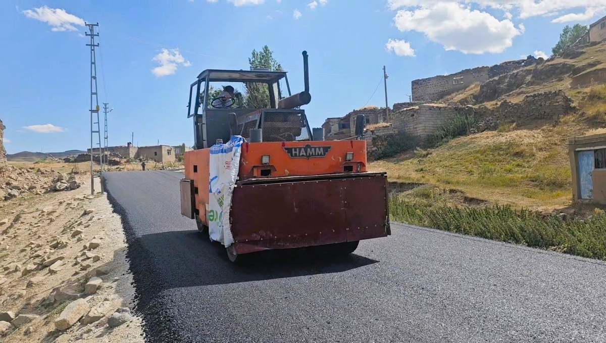 Ağrı Doğubayazıt\'ta Çetenli-Dağdelen grup köy yolunda asfalt çalışması bitti