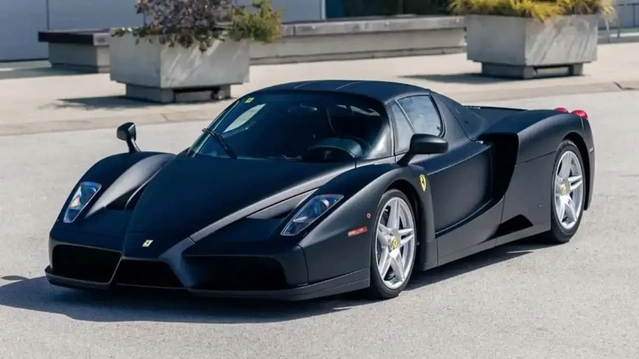 Dünyanın tek mat siyah Ferrari Enzo'su gizli teklifle satışa sunuldu