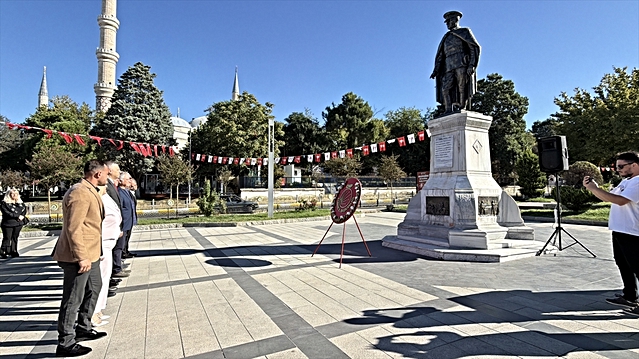 Edirne'de CHP'nin 103. kuruluş yıl dönümünde Atatürk Anıtı'na çelenk sunuldu