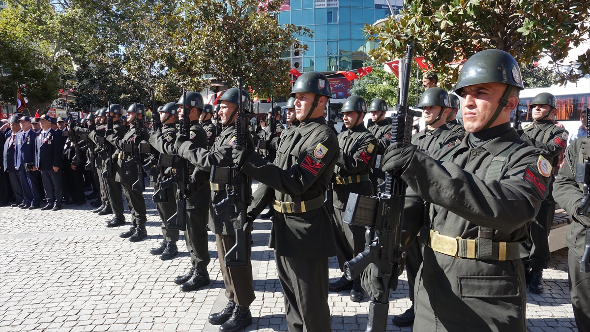 Edremit\'in kurtuluşunun 104\'üncü yılı törenlerle kutlandı, meydanda coşku vardı