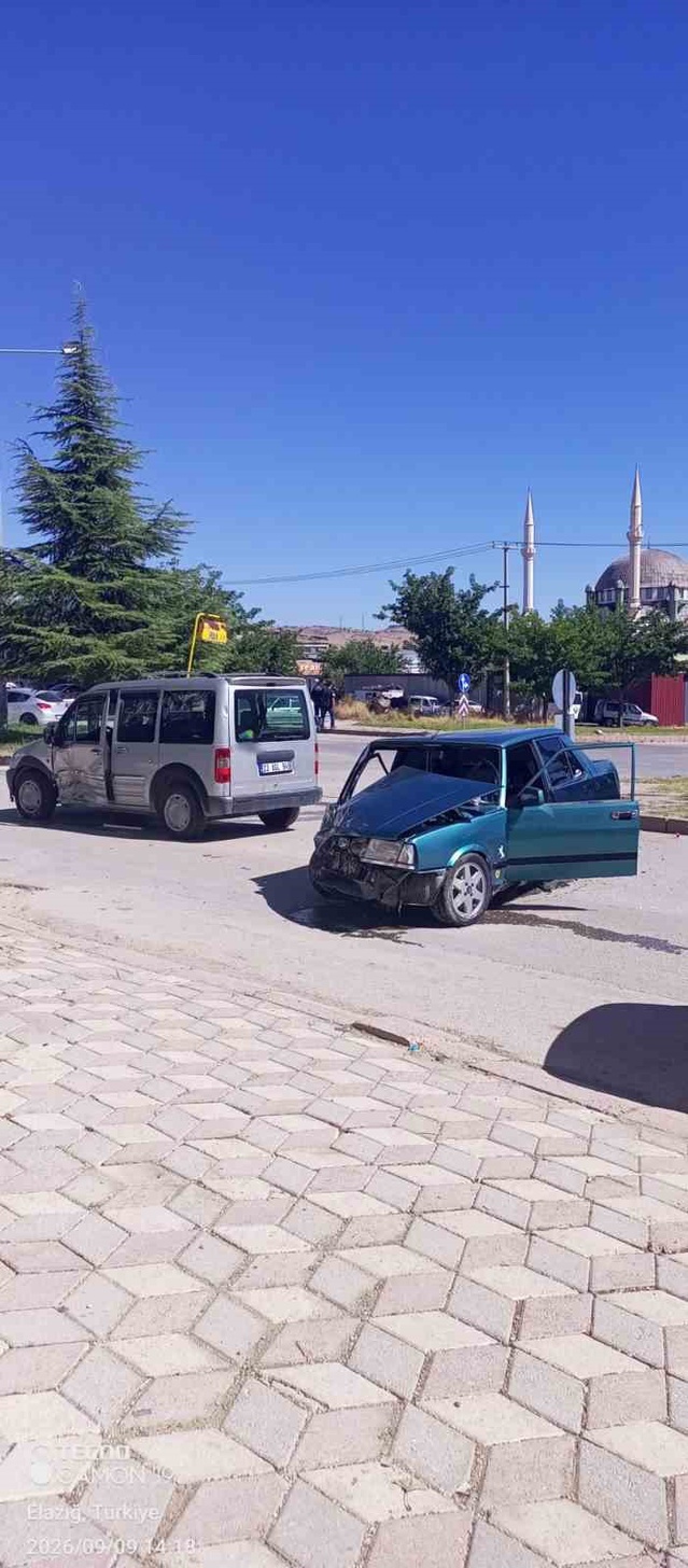Elazığ'da otomobil ile hafif ticari araç çarpıştı; 2 yaralı hastaneye kaldırıldı