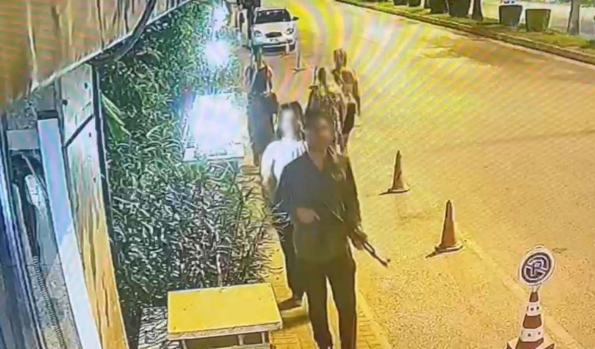 Elinde uzun namlulu plastik silahla sokağa çıktı polisi alarma geçirdi