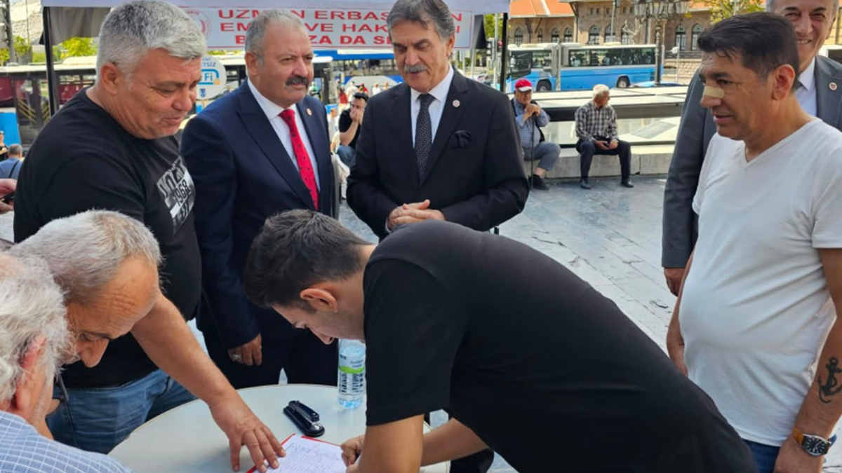Emekli uzman çavuşlar Ulus Atatürk Heykeli önünde imza kampanyası başlattı