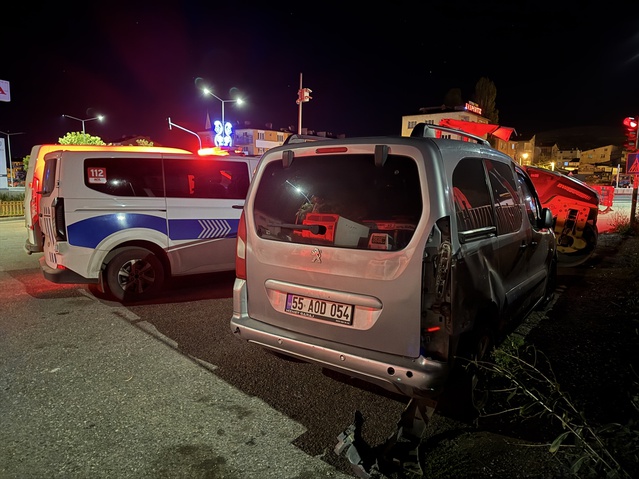Erzurum'da kırmızı ışıkta bekleyen hafif ticari araca motosiklet çarptı, sürücü ağır yaralandı