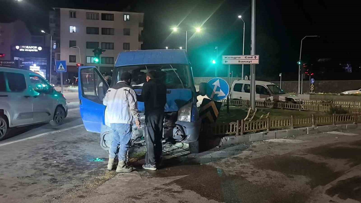 Erzurum Yakutiye'de iki ticari aracın çarpıştığı kazada 3 kişi yaralandı