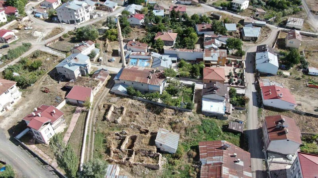 Sivas İşhanı köyünde 42 yıldır cami olarak kullanılan eski kilisede mimari izler yaşıyor