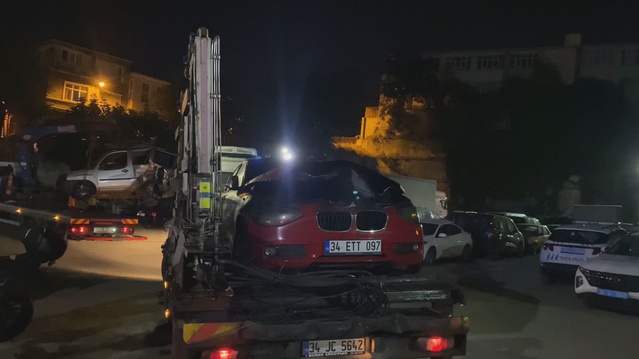 Fatih'te seyir halindeki otomobil alev alev yandı, söndürüldü