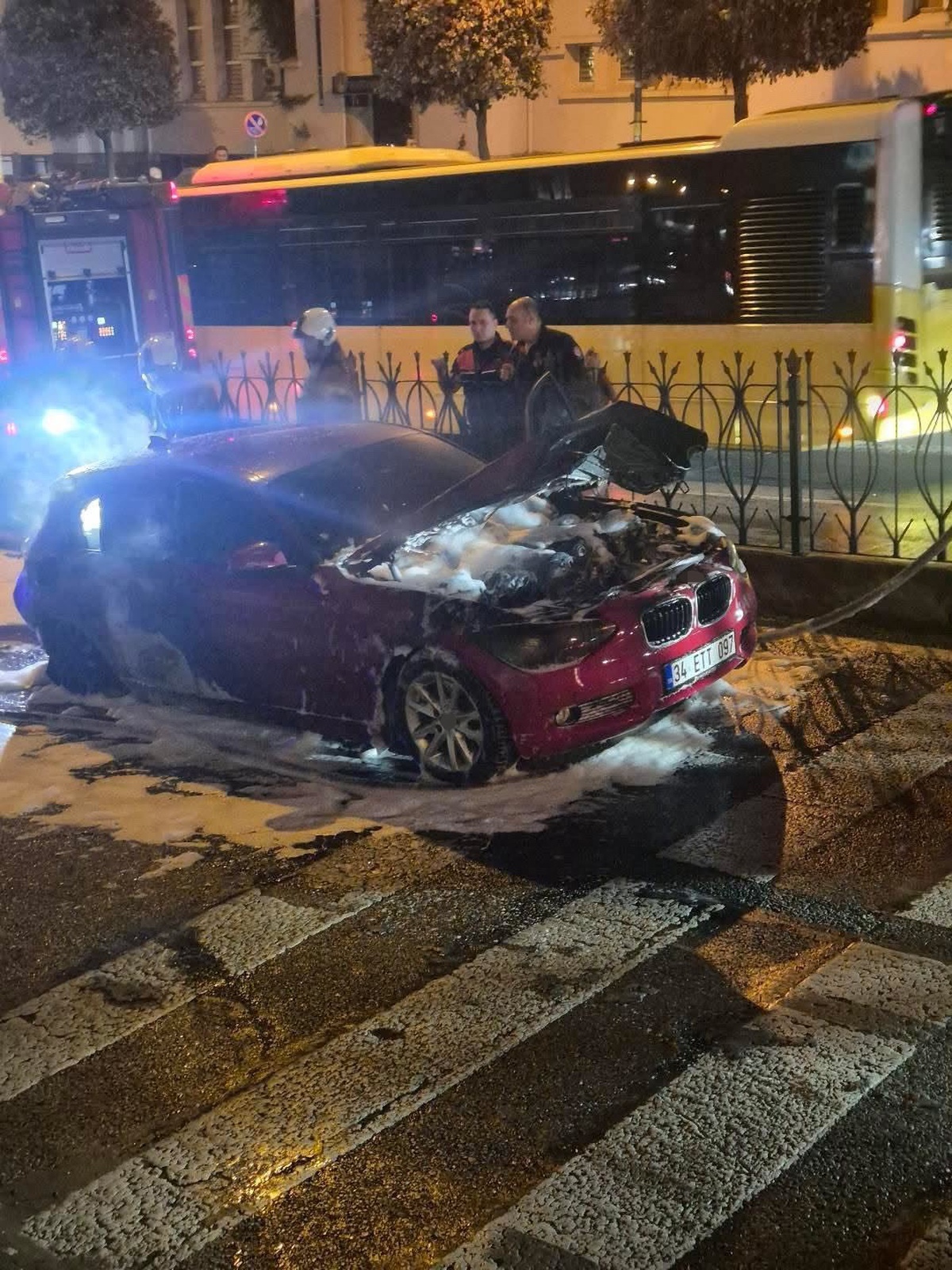 Fatih\'te seyir halindeki otomobil alev alev yandı, kullanılamaz hale geldi