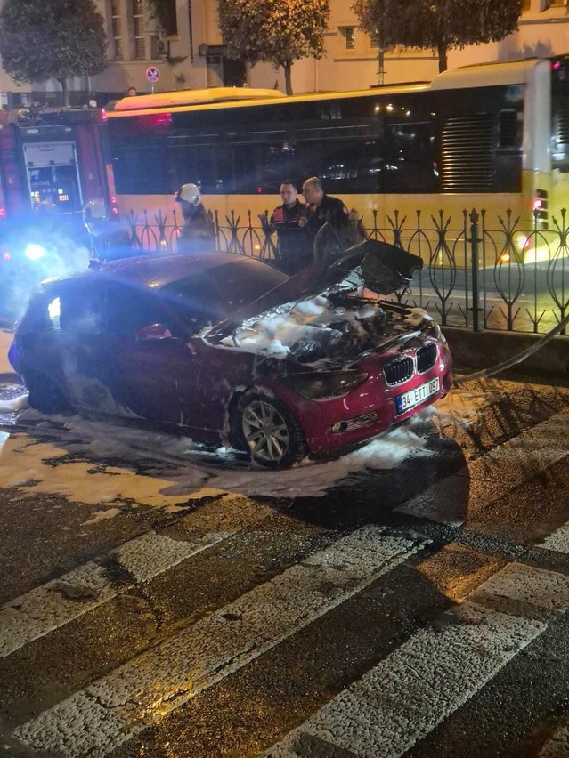 Fatih'te seyir halindeki otomobil alev alev yandı, kullanılamaz hale geldi