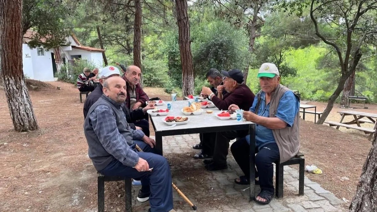 Gerze’de huzurevi sakinleri doğada moral depoladı