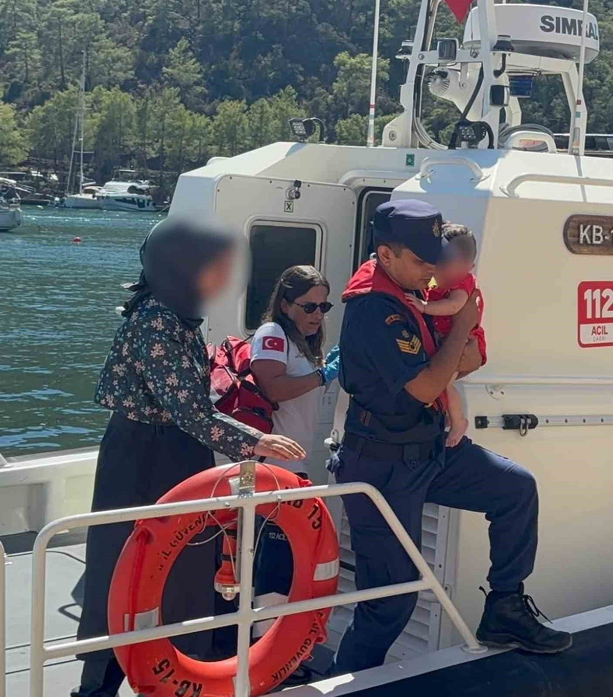 Fethiye açıklarında gezi teknesinde yaralanan bebek Sahil Güvenlik botuyla tahliye edildi