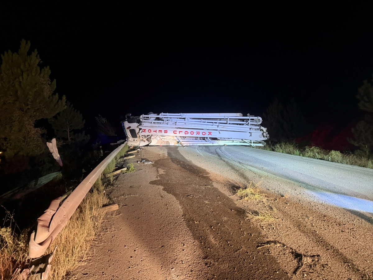 Bolu Göynük'te beton pompası devrildi, yaralılar hastaneye kaldırıldı