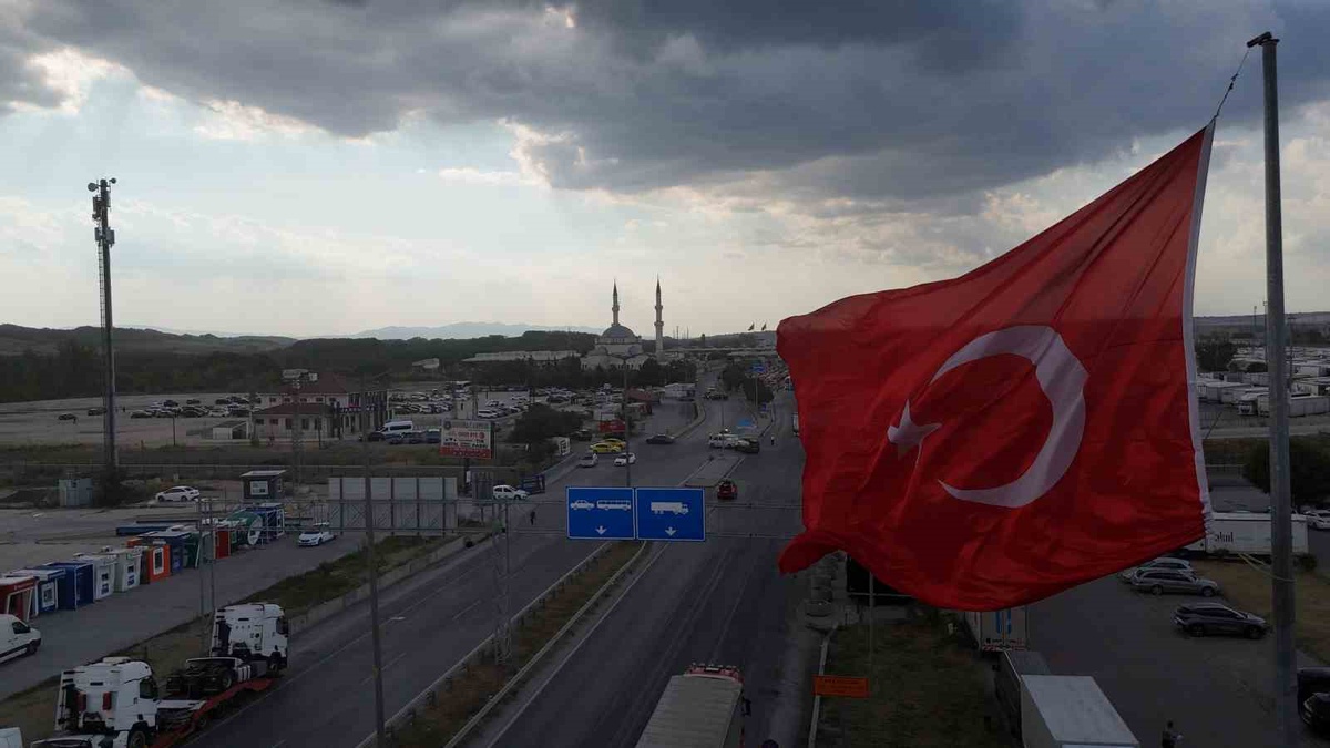 Gurbetçilerin Kapıkule\'den Avrupa\'ya dönüşü hüzünlü veda ile sürüyor