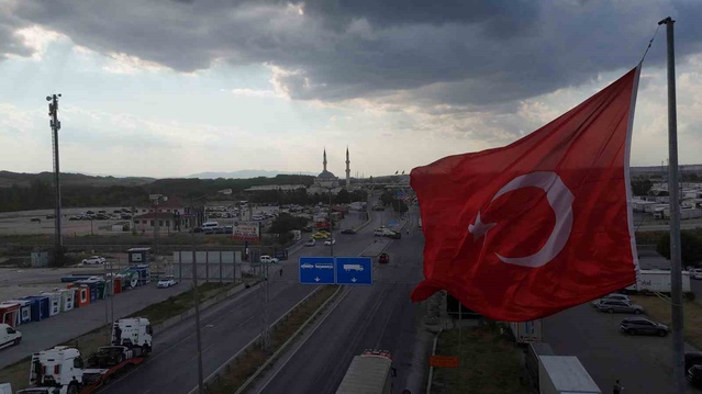 Gurbetçilerin Kapıkule'den Avrupa'ya dönüşü hüzünlü veda ile sürüyor