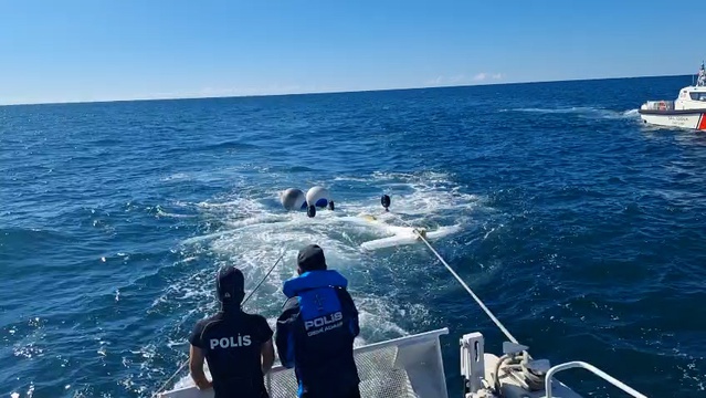 Rize'de denize acil iniş yapan F-JIGU uçağı limana çekildi, inceleme başlatıldı