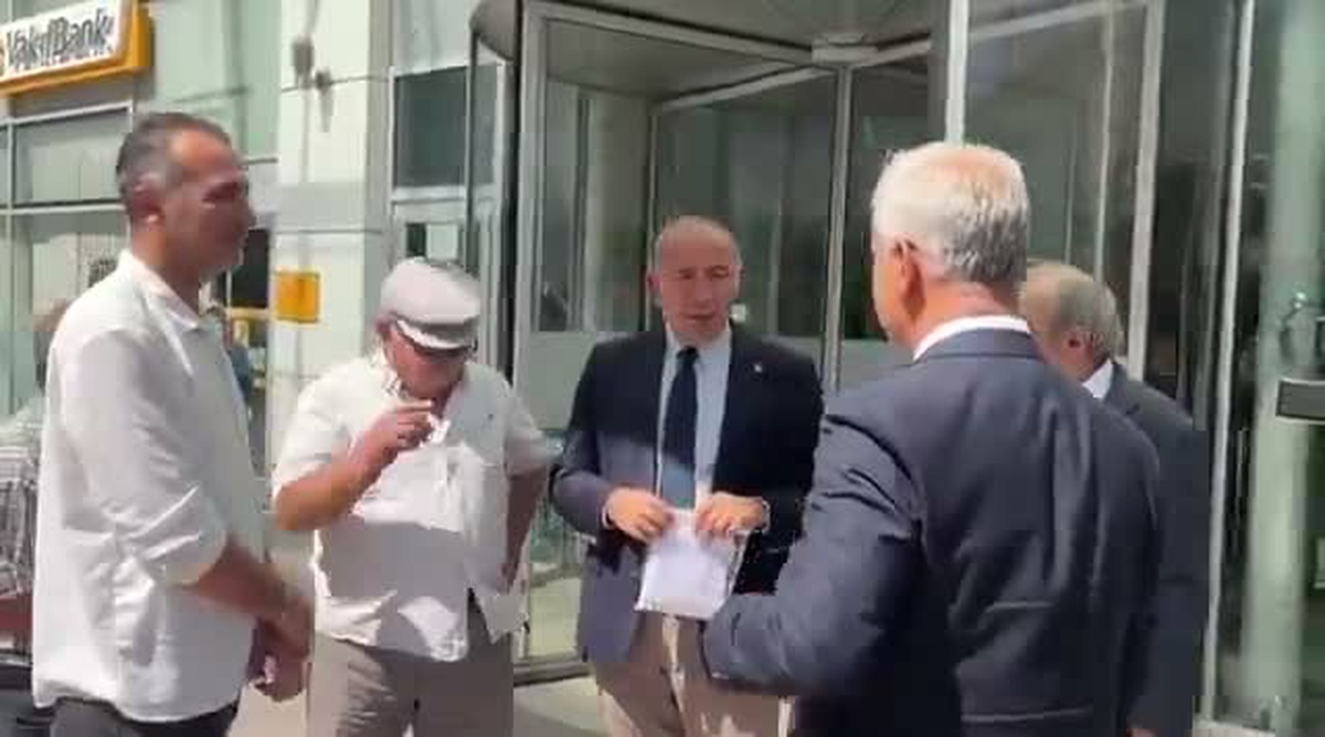 Gürsel Tekin, partisinin kuruluş yıl dönümünde icra dairesini ziyaret etti