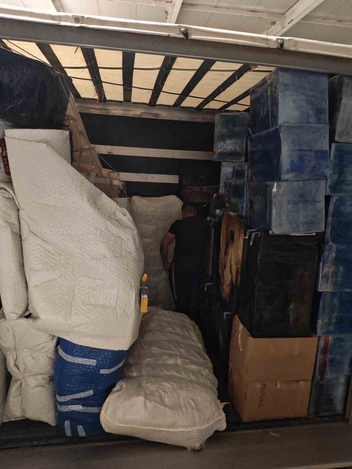Edirne Hamzabeyli kapısında Almanya’ya giden tırda 5 kaçak şişme bot yakalandı