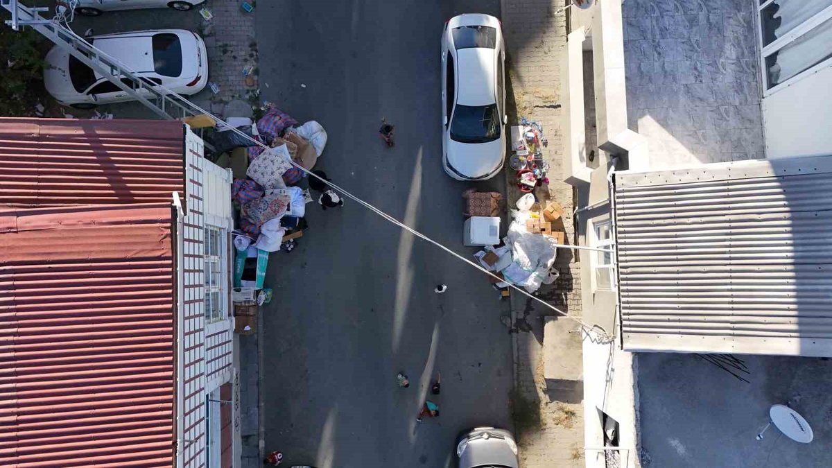 Arnavutköy'de eşi tarafından terk edilen kadın ve oğlu sokakta kaldı